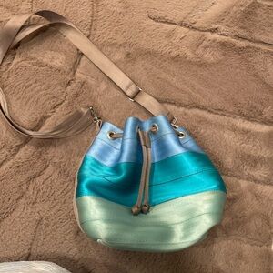 Harveys seatbelt bucket bag